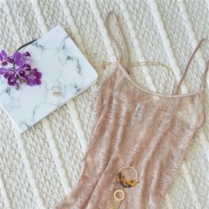 ✨🛍✨NWT Sheer Floral Cami